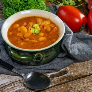 Ciorba de fasole cu ciolan afumat la oala