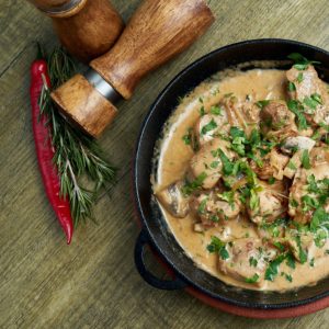 Piept de curcan cu sos cremos de brânză, la oală - 1,4 kg