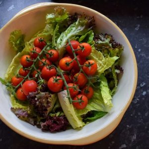Salata iceberg, rosii cherry si parmezan