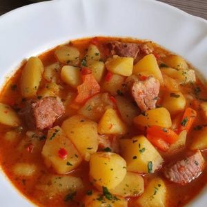 Mancare de cartofi cu afumatura, la oala - 1,5 kg